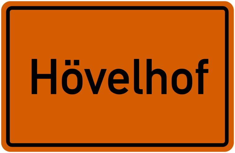Ortseingangsschild Hövelhof - schwarze Schrift auf orangenem Grund